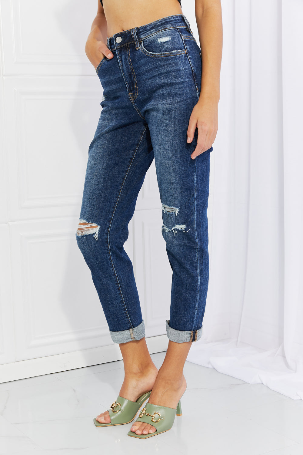 Distressed Cropped Jeans with Pockets