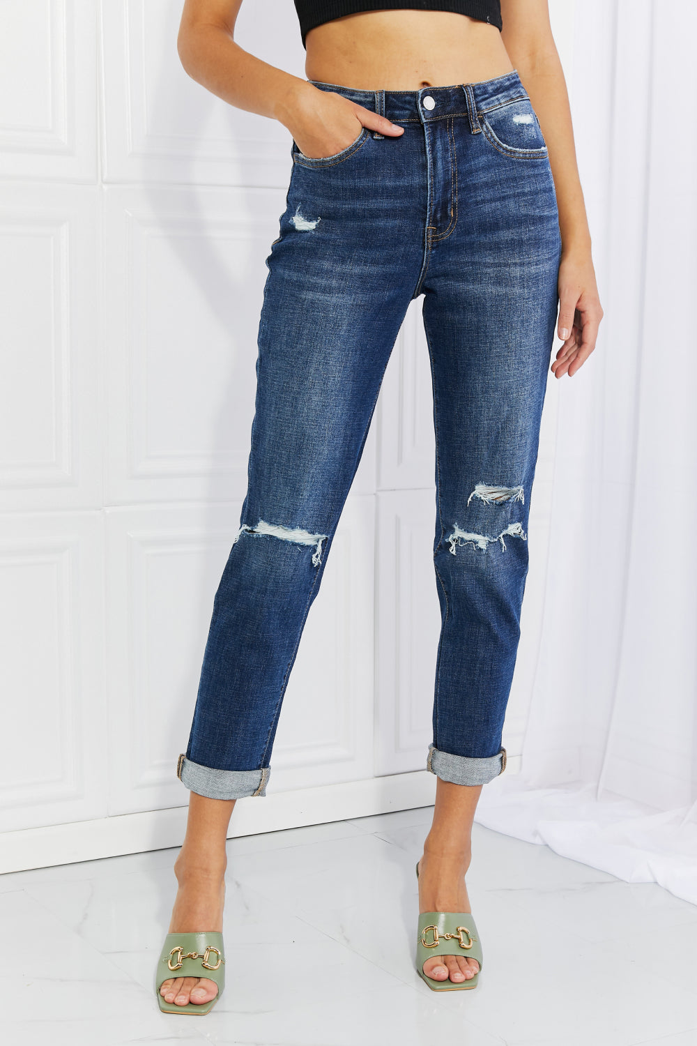 Distressed Cropped Jeans with Pockets